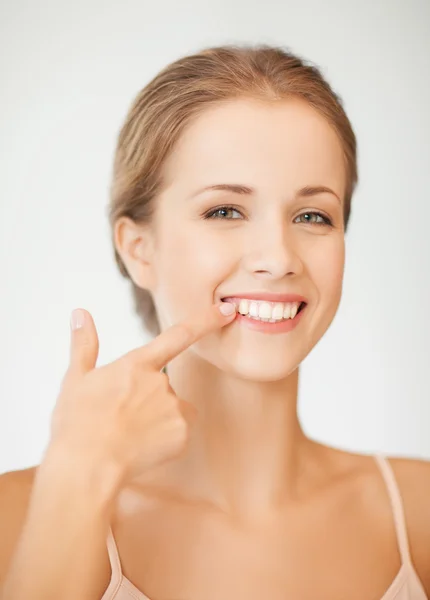 Mujer mostrando sus dientes — Foto de Stock