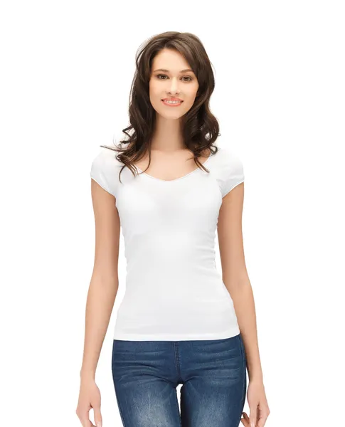 Vrouw in lege witte t-shirt — Stockfoto