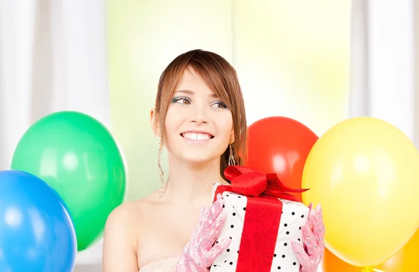 Chica de fiesta con globos y caja de regalo — Foto de Stock