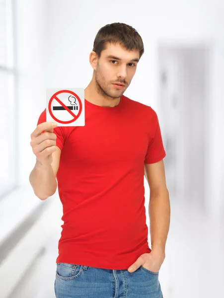 Homme en chemise rouge avec panneau anti-tabac — Photo