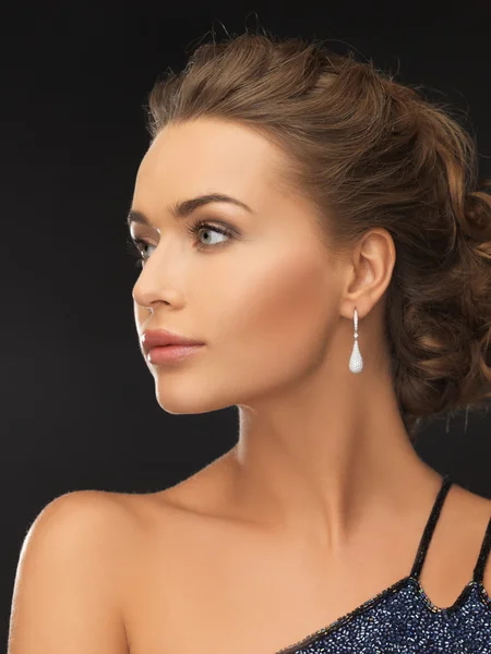 Vrouw met diamanten oorbellen — Stockfoto
