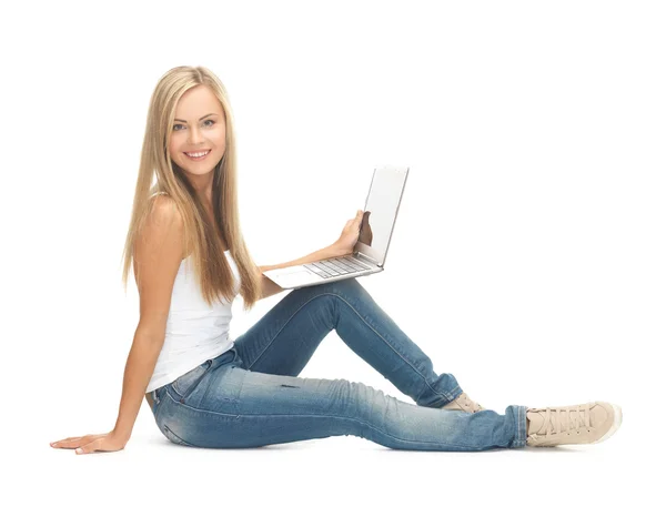 Dizüstü bilgisayar ile öğrenci kız — Stok fotoğraf
