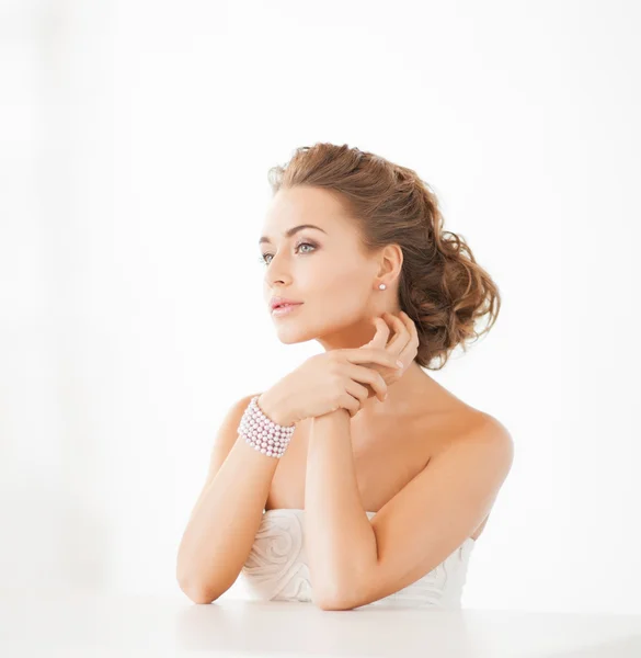 Woman with pearl earrings and bracelet — Stock Photo, Image