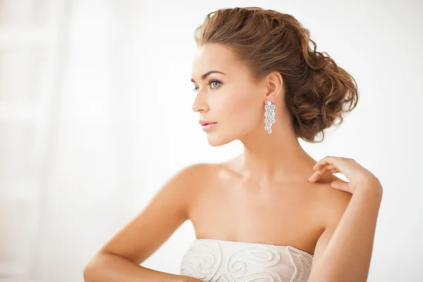 Mujer con pendientes de diamantes brillantes —  Fotos de Stock