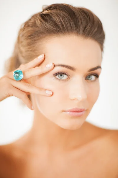 Mujer con un anillo de joyería —  Fotos de Stock