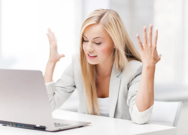 Mulher zangada com laptop — Fotografia de Stock