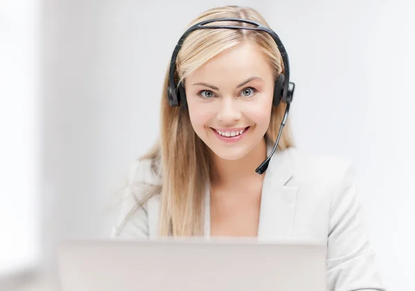 Vriendelijke vrouwelijke helpline operator met laptop — Stockfoto