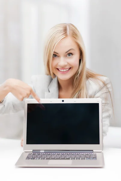 Zakenvrouw met laptop computer — Stockfoto