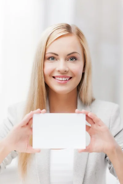 Mujer con tarjeta de visita o nombre en blanco — Foto de Stock