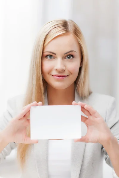 Mujer con tarjeta de visita o nombre en blanco — Foto de Stock