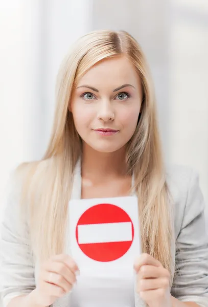 進入禁止の標識を持つ女性 — ストック写真