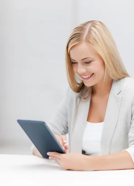 Woman with tablet pc — Stock Photo, Image