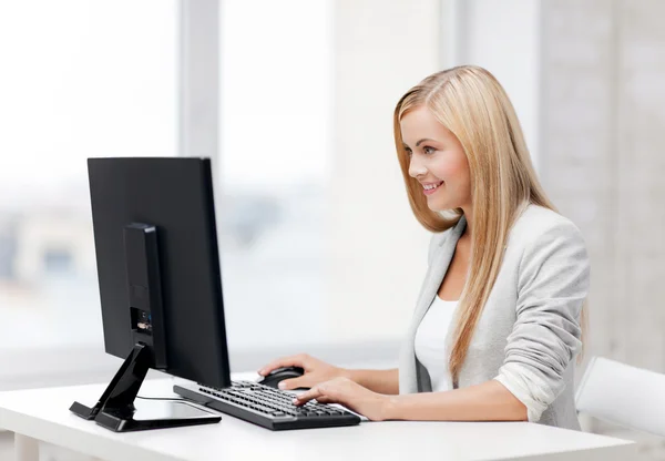 Geschäftsfrau mit Computer — Stockfoto