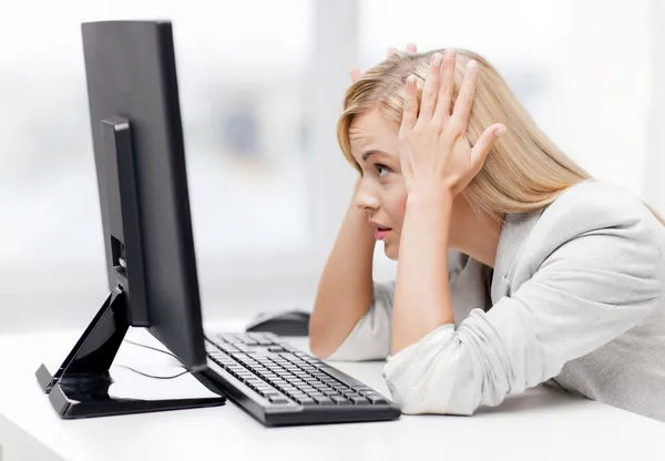 Benadrukt vrouw met computer — Stockfoto