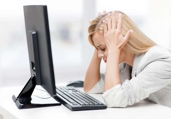Mujer estresada con computadora —  Fotos de Stock