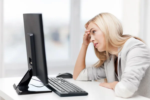 Benadrukt vrouw met computer — Stockfoto