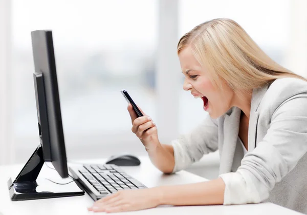 Boos vrouw met telefoon — Stockfoto