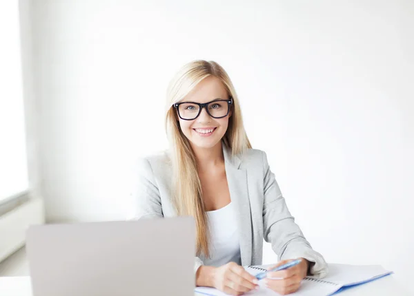 Femme d'affaires avec documents — Photo