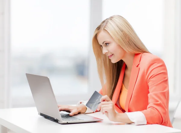 Donna d'affari con computer portatile e carta di credito — Foto Stock
