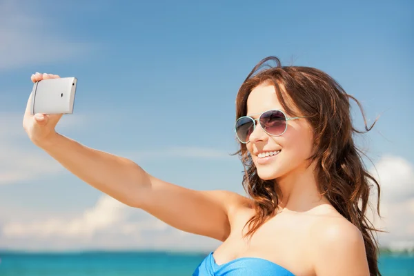 Kvinna i bikini med telefon — Stockfoto