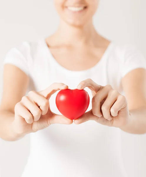 Manos de mujer con corazón — Foto de Stock