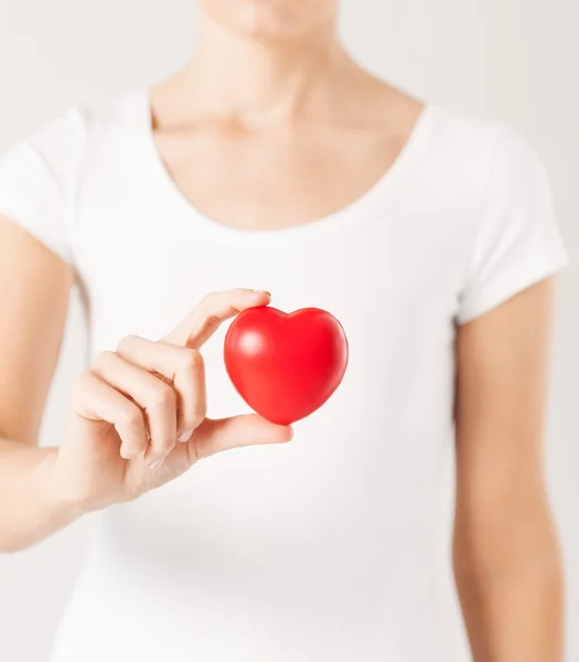 Manos de mujer con corazón — Foto de Stock