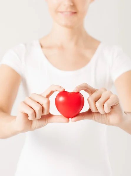 Manos de mujer con corazón — Foto de Stock