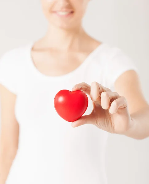 Manos de mujer con corazón — Foto de Stock