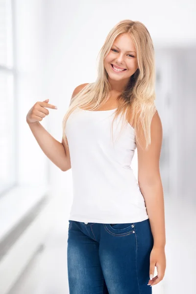 Улыбающаяся девочка-подросток в белой футболке — стоковое фото