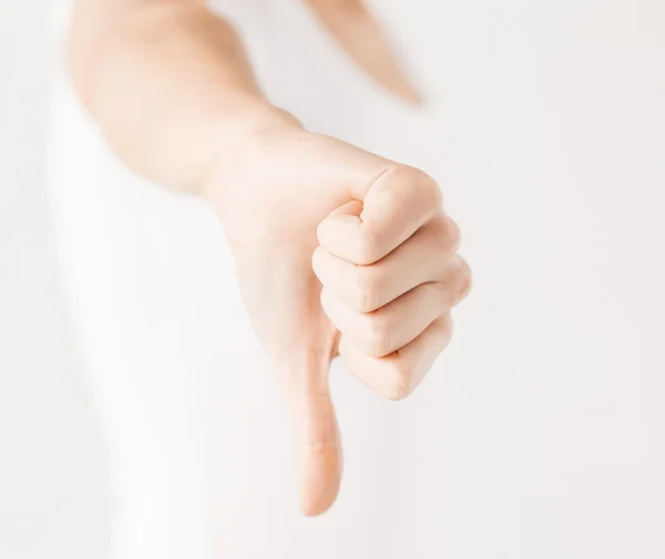 Vrouw toont duimen naar beneden — Stockfoto