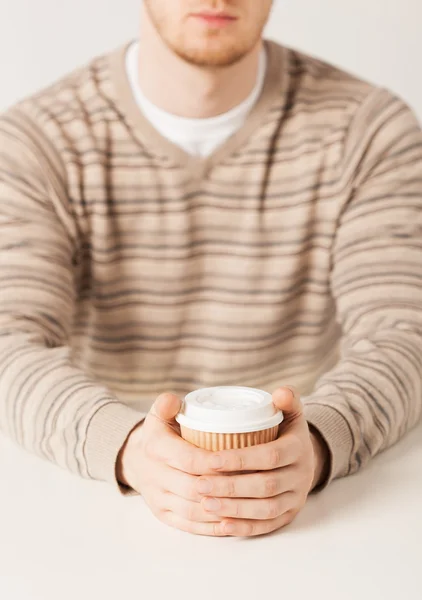 Man hand holding take away coffee cup — Stock Photo, Image
