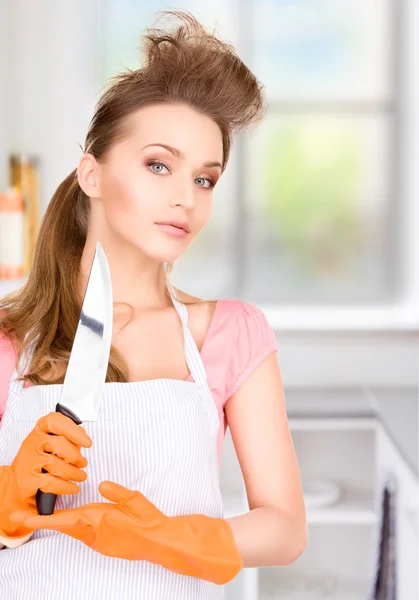 Домохозяйка с большим ножом — стоковое фото