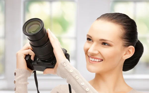 Ragazza adolescente con fotocamera digitale — Foto Stock