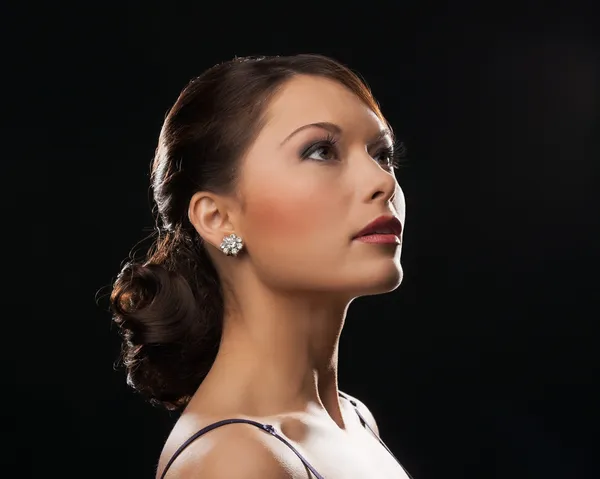 Mujer con pendientes de diamantes — Foto de Stock