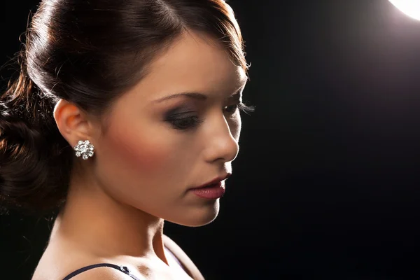 Femme avec boucles d'oreilles en diamant — Photo