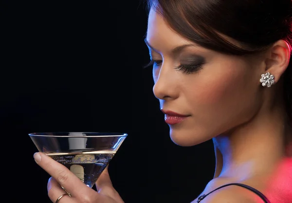 Donna con cocktail — Foto Stock