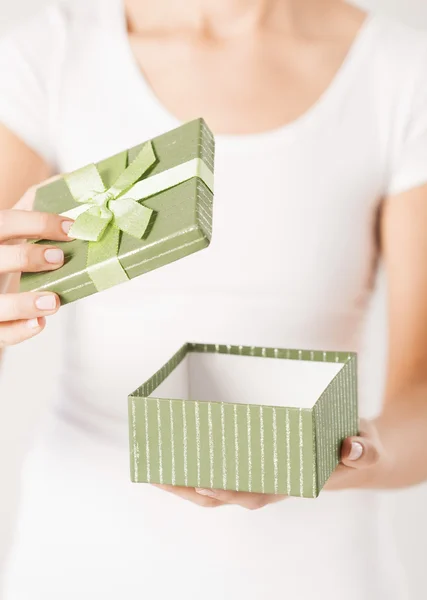 Manos de mujer con caja regalo — Foto de Stock