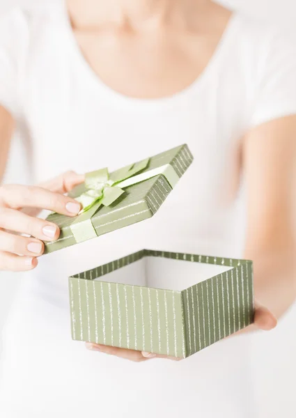 Vrouw handen met de doos van de gift — Stockfoto