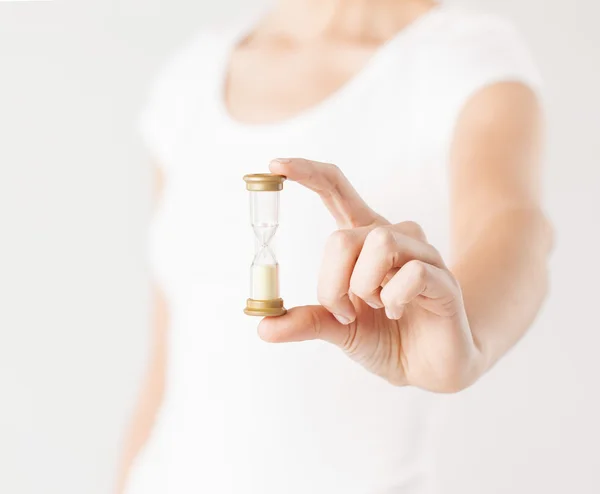 Woman with hourglass — Stock Photo, Image