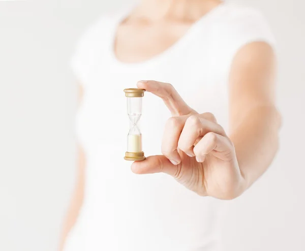 Mujer con reloj de arena —  Fotos de Stock