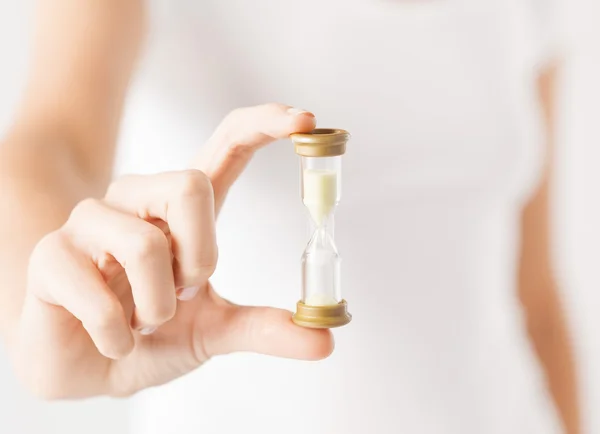 Woman with hourglass — Stock Photo, Image