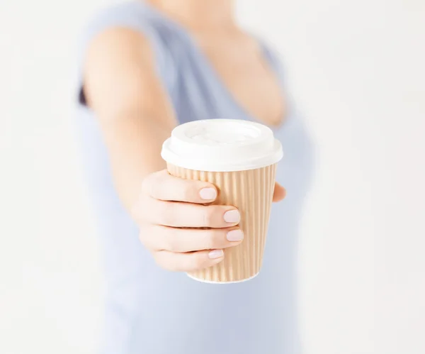 Mulher mão segurando tirar copo de café — Fotografia de Stock