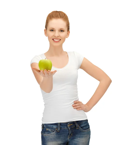 Mulher em branco t-shirt comer maçã verde — Fotografia de Stock