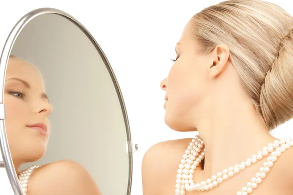 Žena s perleťovým náhrdelníkem — Stock fotografie