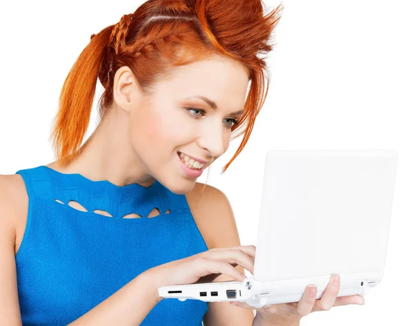 Donna sorridente con computer portatile — Foto Stock