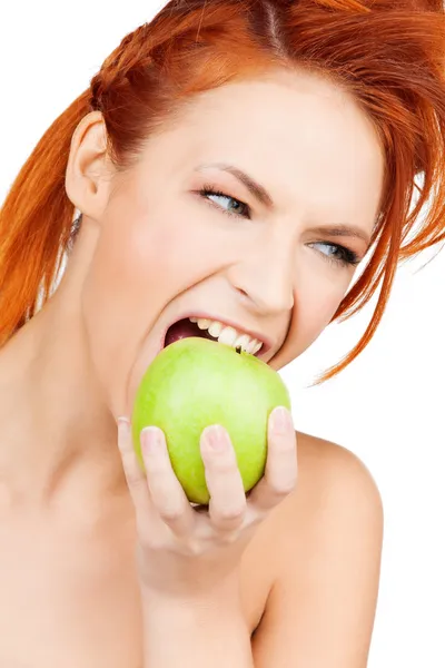 Mujer mordiendo manzana verde — Foto de Stock