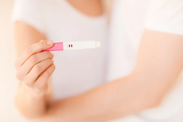 Hamilelik testi ile kadın ve erkek el — Stok fotoğraf
