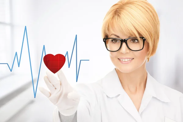 Medico premendo il pulsante virtuale con diagramma del cuore — Foto Stock