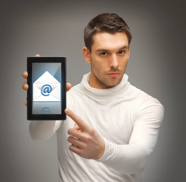 Άνθρωπος που δείχνει σε tablet pc με εικονίδιο ηλεκτρονικού ταχυδρομείου — Φωτογραφία Αρχείου