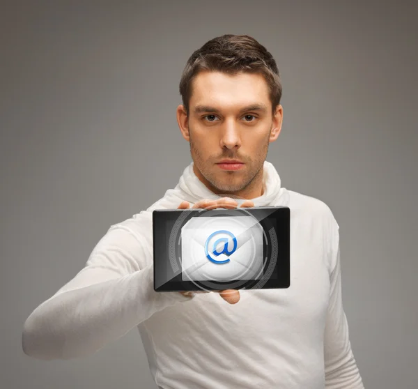 Hombre celebración de la tableta PC con el icono de correo electrónico — Foto de Stock